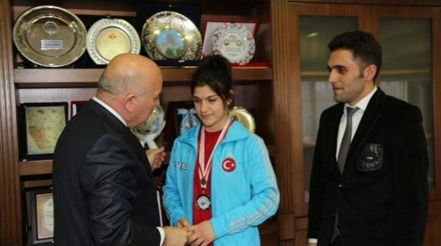 Başkan Sekmen D&uuml;nya İkincisini Altınla &Ouml;d&uuml;llendirdi