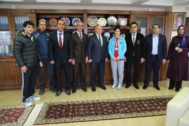 Başkan Sekmen D&uuml;nya İkincisini Altınla &Ouml;d&uuml;llendirdi 2