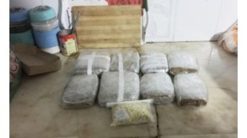 Reyhanlı&rsquo;da Polis, Alıkonulan Suriyeliyi Kurtarırken Uyuşturucu Ele Ge&ccedil;irdi