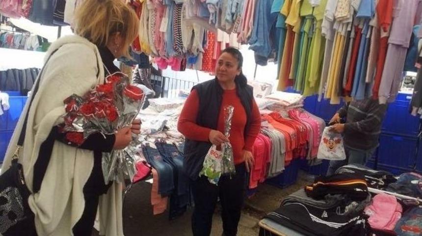 Bodrum Ak Partili Kadınlar Karanfil Dağıttı