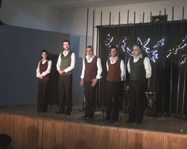 Tiyatro Perdesi Mahkumlar İ&ccedil;in A&ccedil;ıldı 2
