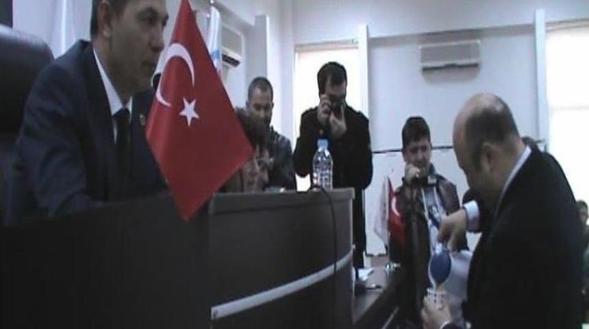 Chp&rsquo;li &Uuml;ye Meclis Toplantısında &Ccedil;ay Servisi Yaptı