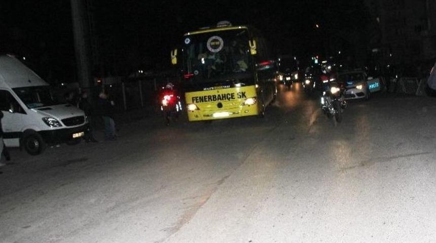 Fenerbah&ccedil;e Otob&uuml;s&uuml;ne Pet Şişeli Saldırı