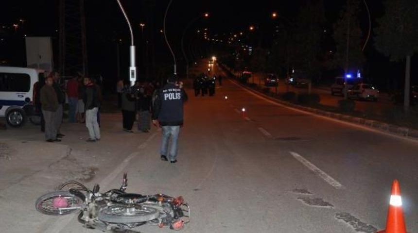 Tarsus'ta Motosiklet Devrildi: 1 &Ouml;ld&uuml;, 1 Yaralı