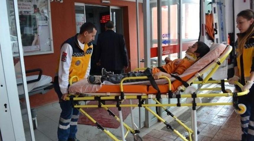 Okul Kapısında Otomobil &Ccedil;arptı