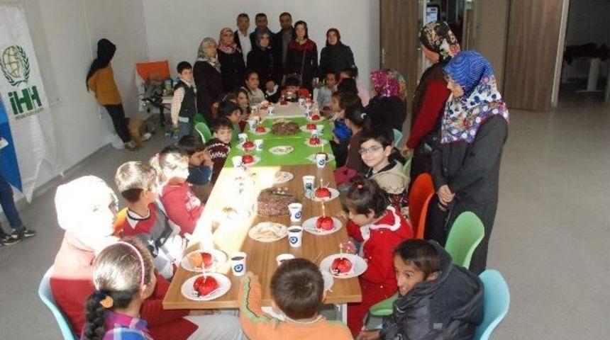 İhh Yetimlerin Y&uuml;z&uuml;n&uuml; G&uuml;ld&uuml;rmeye Devam Ediyor
