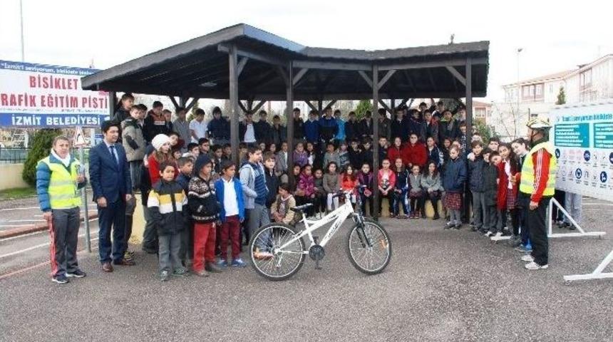 İzmit Belediyesi&rsquo;nden &Ccedil;ocuklara Bisiklet Eğitimi