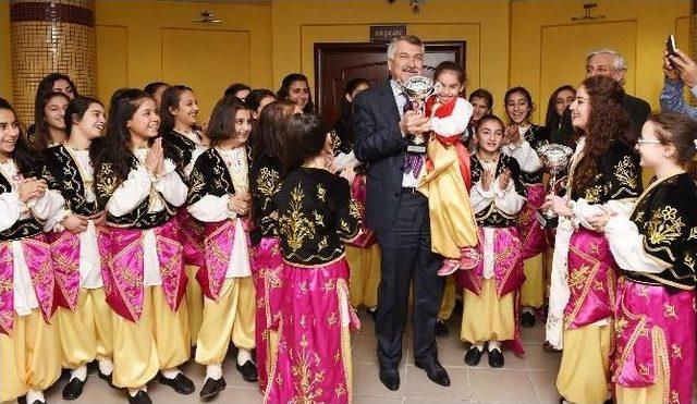 Şampiyon Ekip Kupaları Başkan Karalar’a Verdi