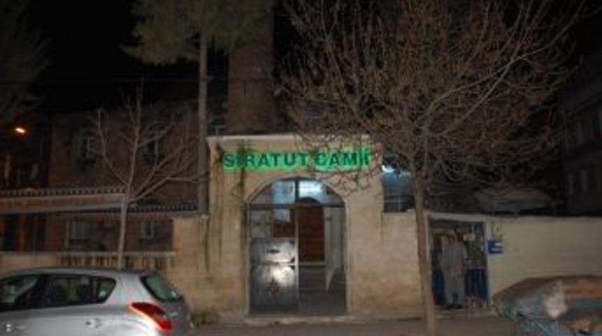 Adıyaman&rsquo;da Camideki Vatandaşın Ayakkabısı &Ccedil;alındı