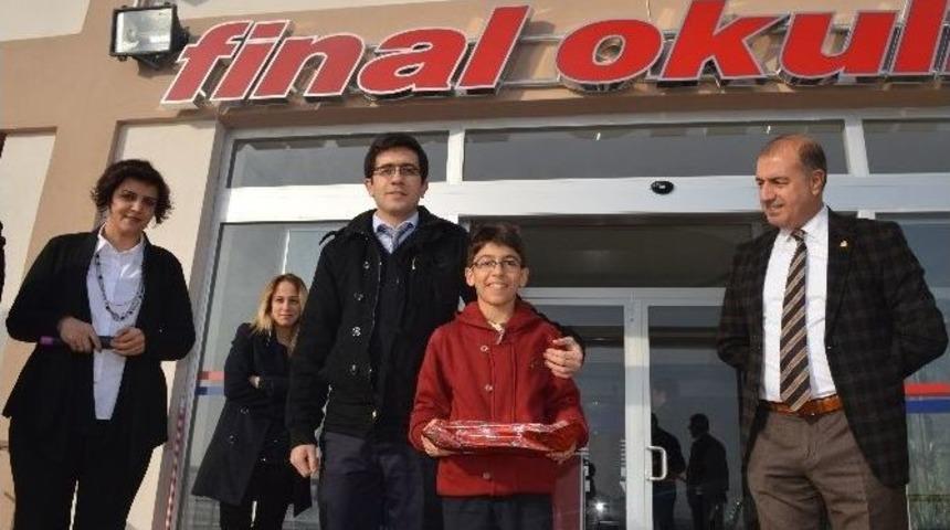 Y&uuml;zmede Başarı Getiren &Ouml;ğrenci &Ouml;d&uuml;llendirildi