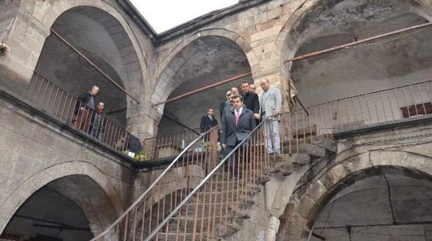 Vali D&uuml;zg&uuml;n, Vezir Han&rsquo;ın Restorasyonuna Başlanacağını A&ccedil;ıkladı