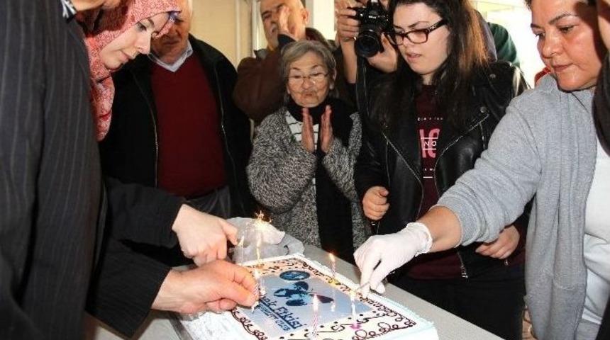 Ua&uuml; &Ouml;ğrencileri Huzurevi Sakinleri İle Bir Araya Geldi