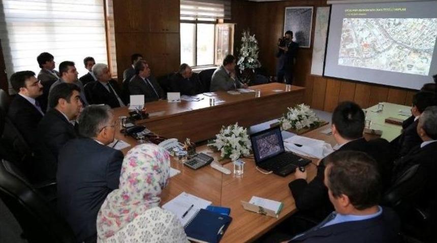 Kayseri Valisi Orhan D&uuml;zg&uuml;n Tarihi Mekanların Onarımı Konusunda Bilgilendirildi