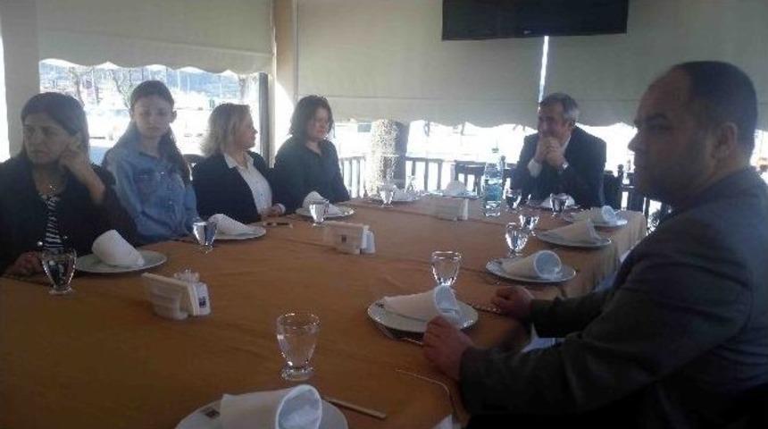 Şehit Ailelerinden Kutlu&rsquo;ya Anlamlı Plaket