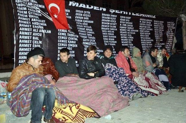 Somalı Maden İşçilerinin Oturma Eylemi Sürüyor