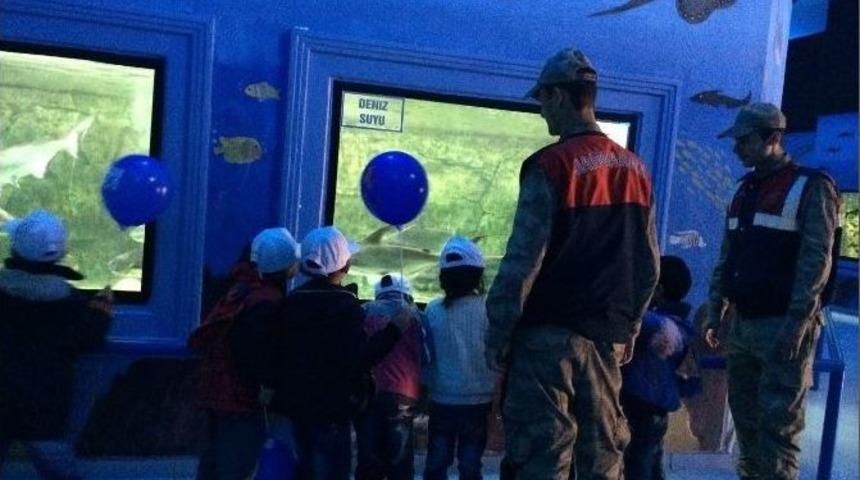 Jandarma K&ouml;y &Ccedil;ocularını Hayvanat Bah&ccedil;esine G&ouml;t&uuml;rd&uuml;