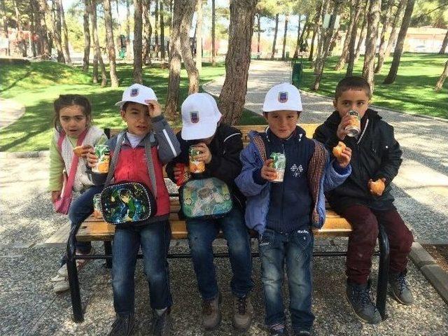 Jandarma K&ouml;y &Ccedil;ocularını Hayvanat Bah&ccedil;esine G&ouml;t&uuml;rd&uuml; 1