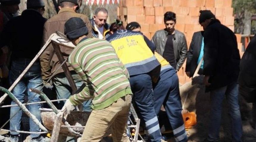 Talihsiz İş&ccedil;i &Ccedil;alıştığı İnşaatta Yaklaşık 30 Metreden Yere &Ccedil;akıldı