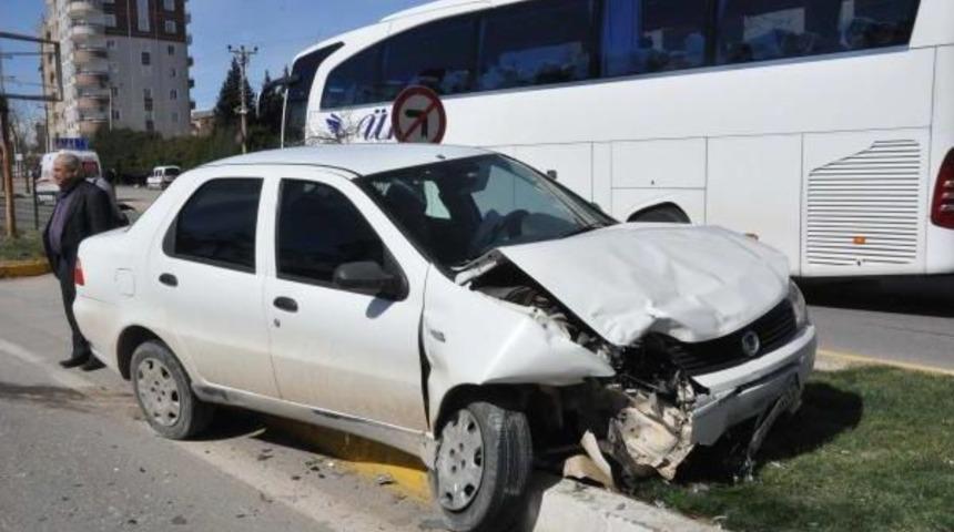 Adıyaman'da 2 Otomobil &Ccedil;arpıştı: 1 Yaralı