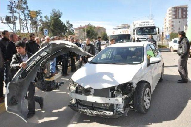 Adıyaman da 2 Otomobil &Ccedil;arpıştı: 1 Yaralı 1