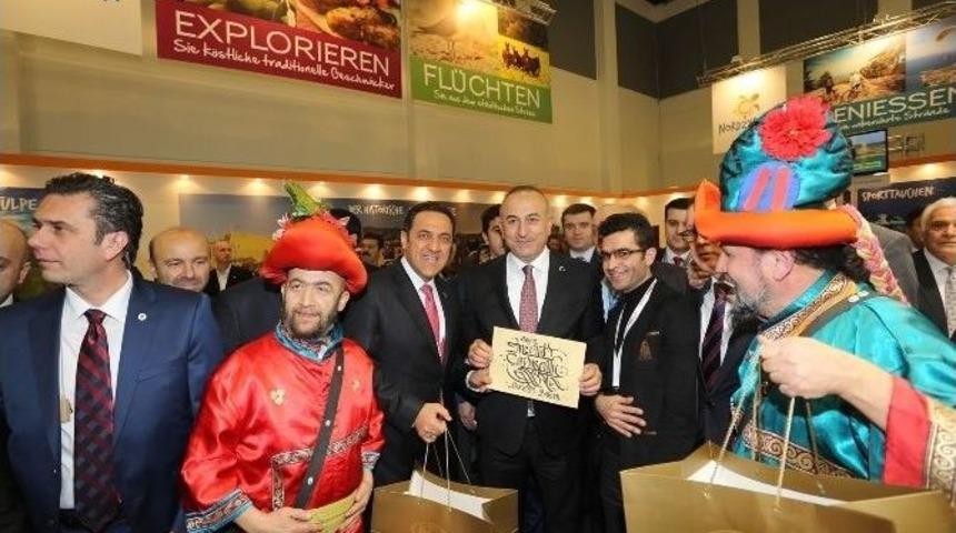 Bakan &Ccedil;avuşoğlu Ulu Şehir Standında