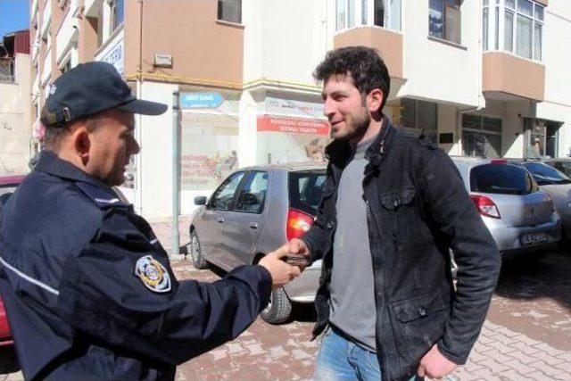 Öğrenciler Sayesinde Kaybettiği Cüzdanını Buldu