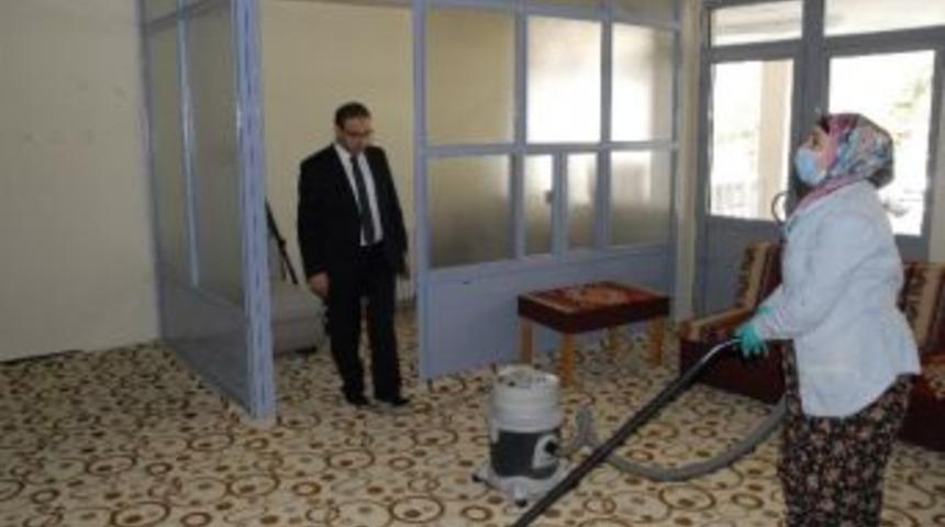 Kaymakam Yonsuz&rsquo;dan Kadınlara Anlamlı Hediye