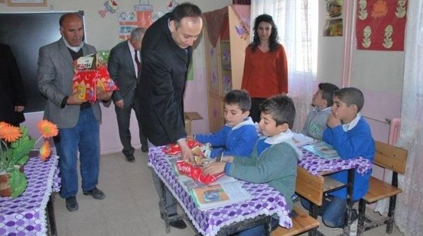 Pervari Kaymakamı Kahraman K&ouml;yl&uuml;leri Dinledi