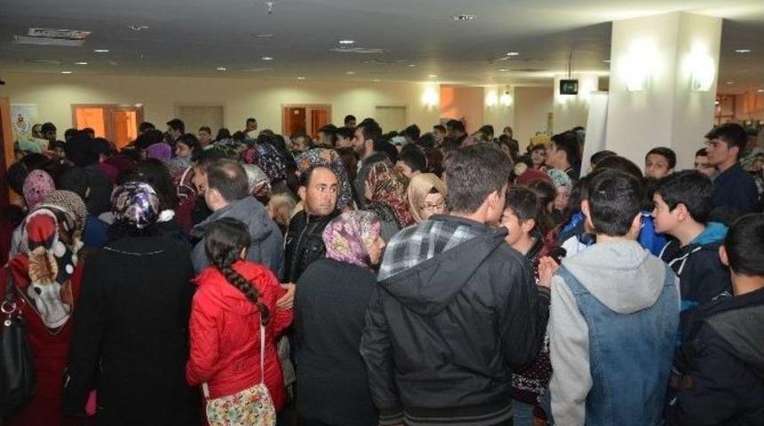 Elmalı&rsquo;da &ldquo;ge&ccedil; Kalanlara&rdquo; Adlı Oyuna Yoğun İlgi