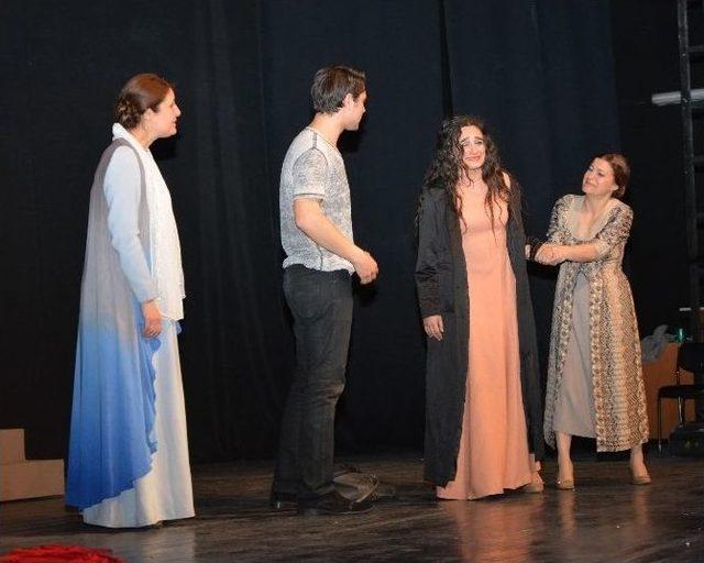 Elmalı&rsquo;da &ldquo;ge&ccedil; Kalanlara&rdquo; Adlı Oyuna Yoğun İlgi 1