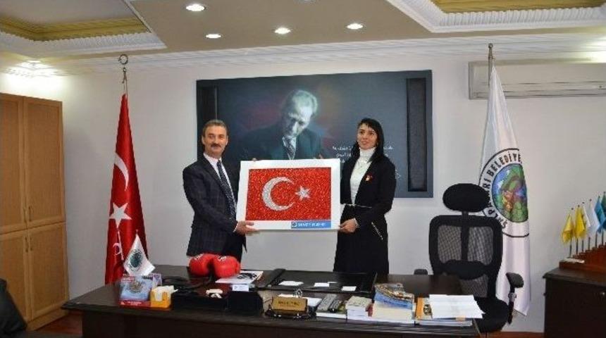 Şampiyon Kickboks&ccedil;u Şeng&uuml;l Babaocağında İlgiyle Karşılandı