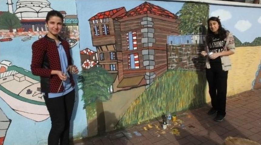 Doğal Ve Tarihi G&uuml;zellikleri Okul Duvarına &Ccedil;izdiler