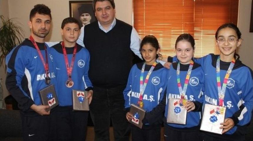 Doğdu&rsquo;dan Başarılı Sporculara T&uuml;rk Bayrağı