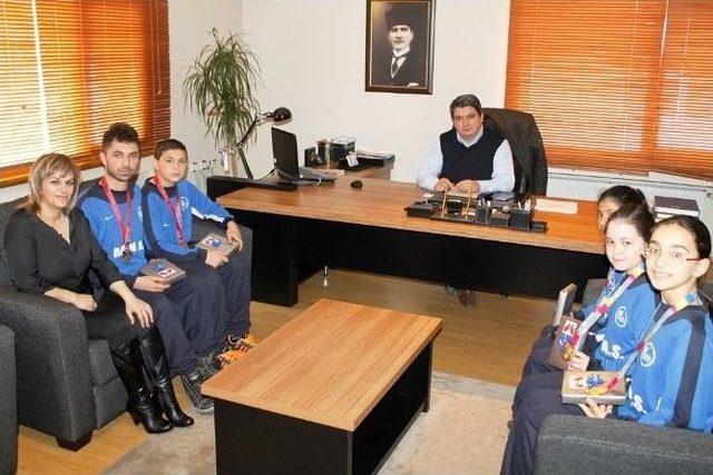 Doğdu&rsquo;dan Başarılı Sporculara T&uuml;rk Bayrağı 1