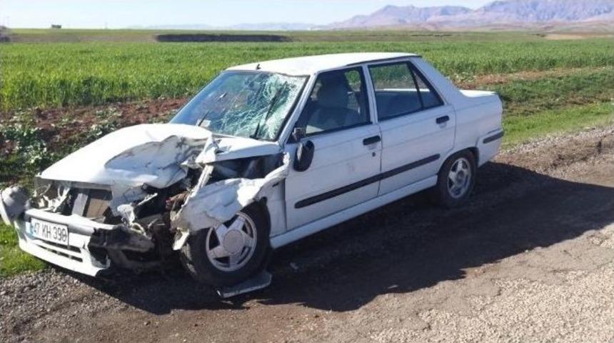 Motosiklet Otomobil İle Kafa Kafaya &Ccedil;arpıştı: 1&rsquo;i Ağır 2 Yaralı
