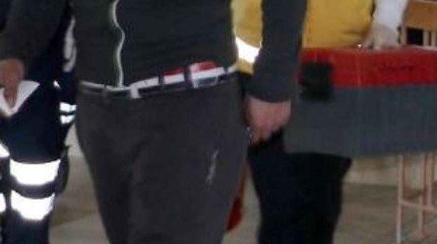 &Ouml;ğrenciye Kuru Sıkı Tabancayla Ateş Edip Kabzesiyle Başından Yaraladı