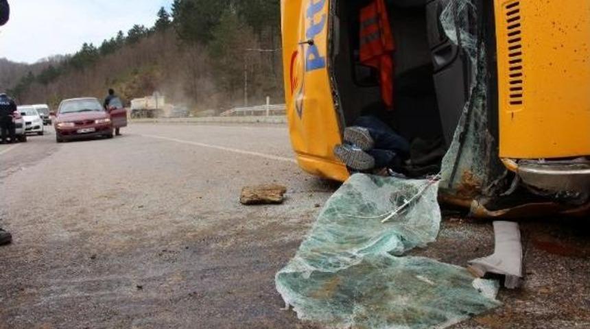 Ptt'nin Kargo Minib&uuml;s&uuml; Devrildi, S&uuml;r&uuml;c&uuml; &Ouml;ld&uuml;