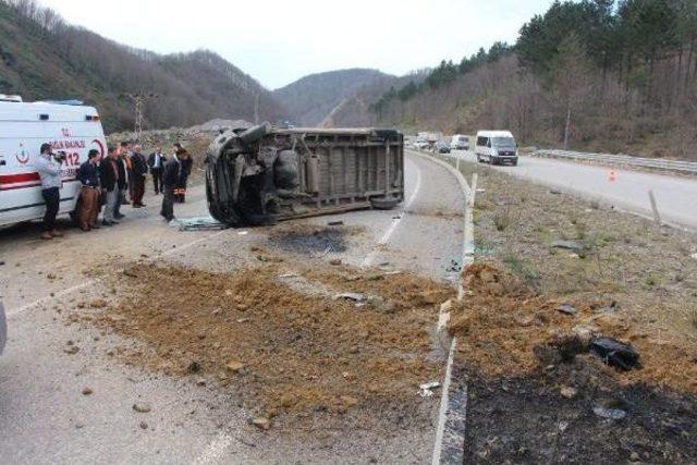 Ptt'nin Kargo Minibüsü Devrildi, Sürücü Öldü