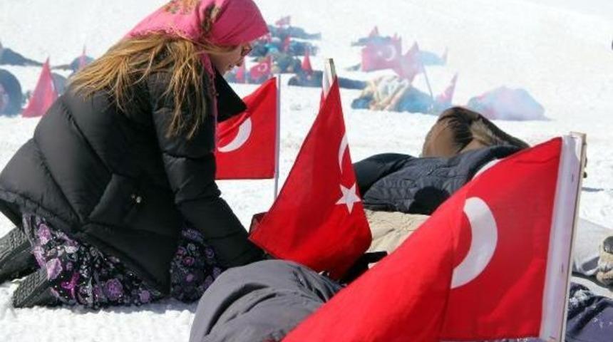 &Ouml;ğrencilerden Erciyes Dağı'nda  'vatan Sevgisi' Y&uuml;r&uuml;y&uuml;ş&uuml;