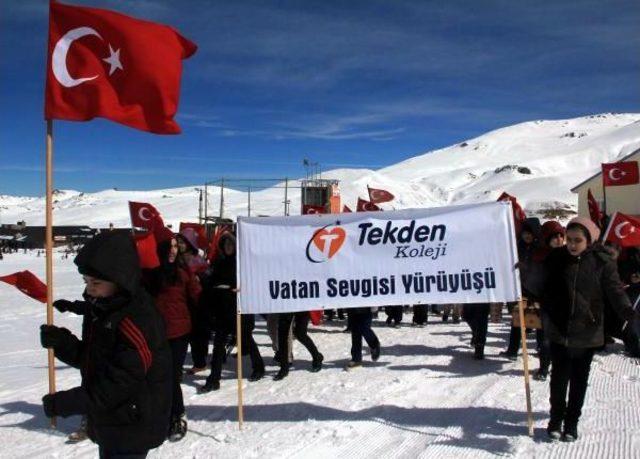 Öğrencilerden Erciyes Dağı'nda  'vatan Sevgisi' Yürüyüşü