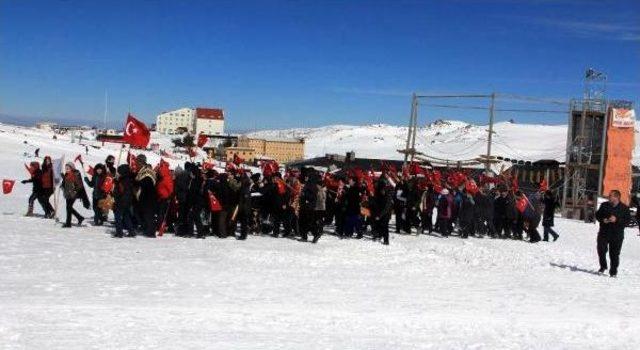 Öğrencilerden Erciyes Dağı'nda  'vatan Sevgisi' Yürüyüşü