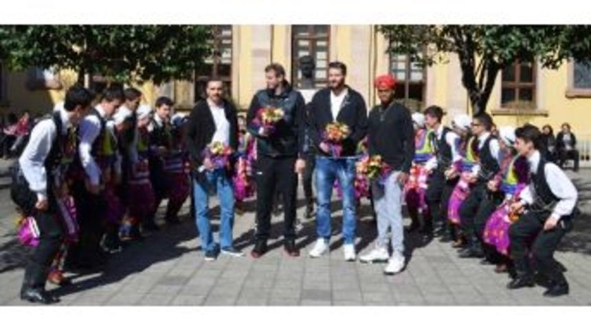 Trabzonspor Medical Park Oyuncuları &Ouml;ğrencilerle Buluştu