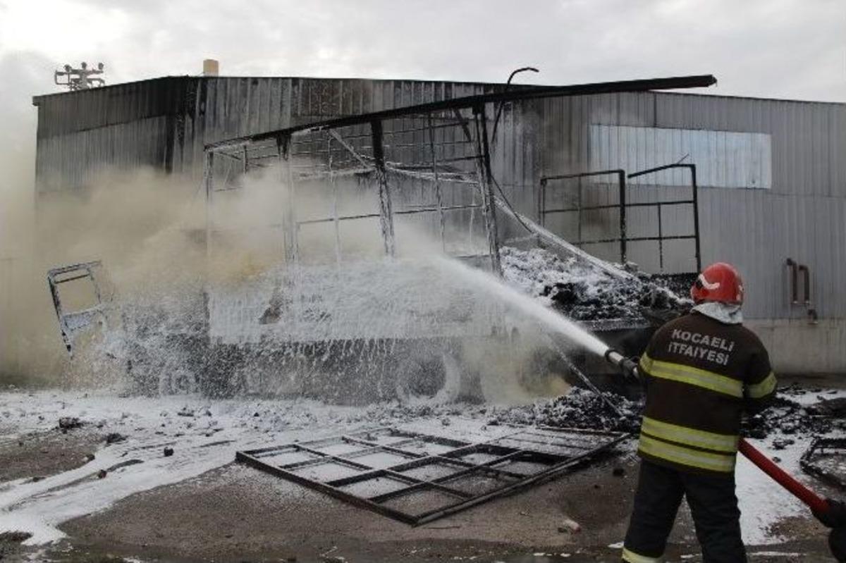 Atık Y&uuml;kl&uuml; Kamyon Alev Alev Yandı