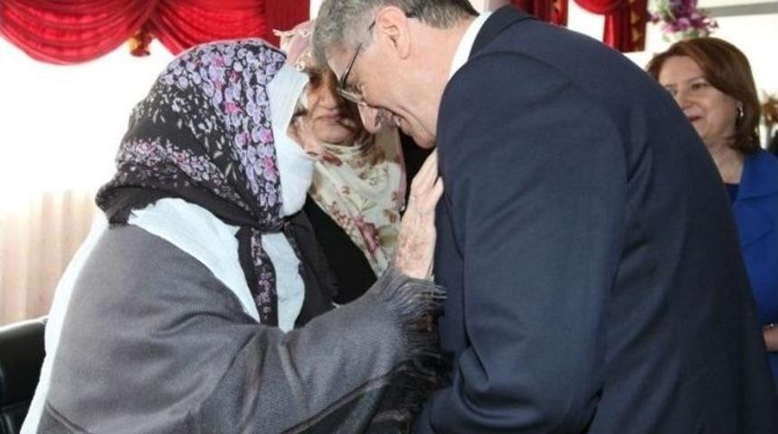 Elazığ Belediye Başkanı Yanılmaz&rsquo;dan Huzurevinde Kalan Kadınlara Ziyaret