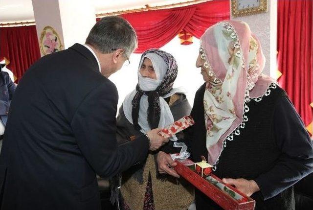 Elazığ Belediye Başkanı Yanılmaz’dan Huzurevinde Kalan Kadınlara Ziyaret