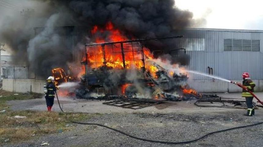 Park Halindeki Kamyon Alev Alev Yandı