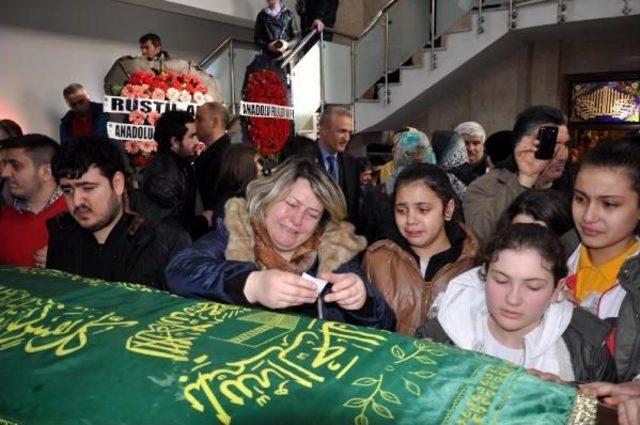 Kalp Krizinden &Ouml;len &Ouml;ğretmen G&ouml;zyaşlarıyla Uğurlandı 3