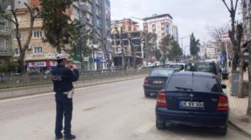 Bilecik&rsquo;te Trafik Ekipleri &Ccedil;ift Sıralı Parklara G&ouml;z A&ccedil;tırmıyor