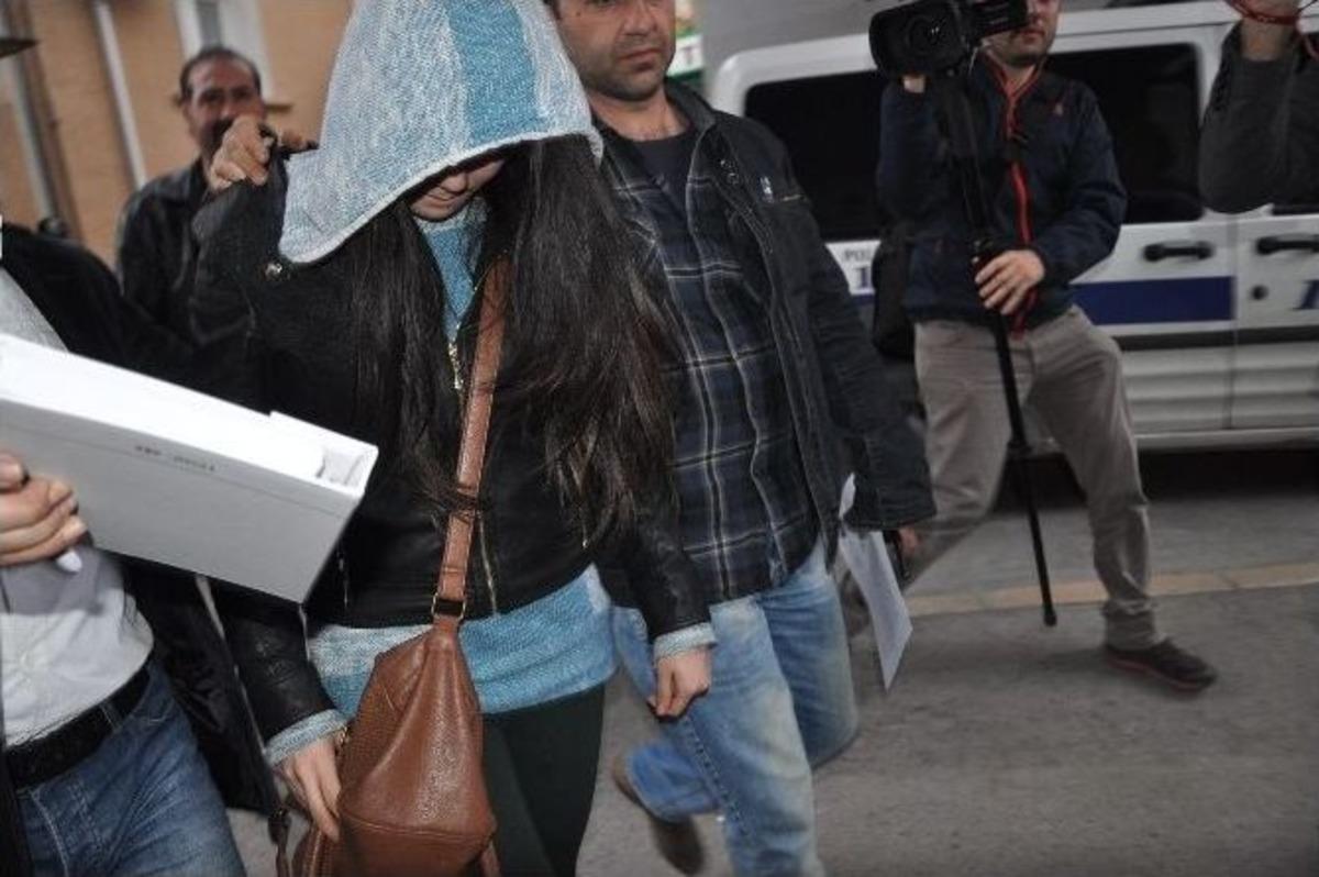 Evden Gitmesine İzin Vermeyen Erkek Arkadaşını &Ouml;ld&uuml;rd&uuml;