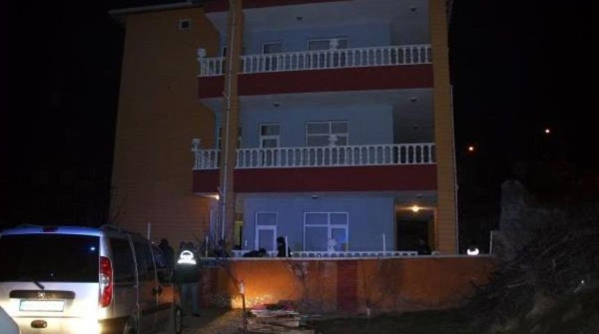 Evinin Balkonundan D&uuml;ş&uuml;p &Ouml;ld&uuml;